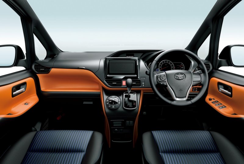 Toyota Voxy 2015 гибрид салон