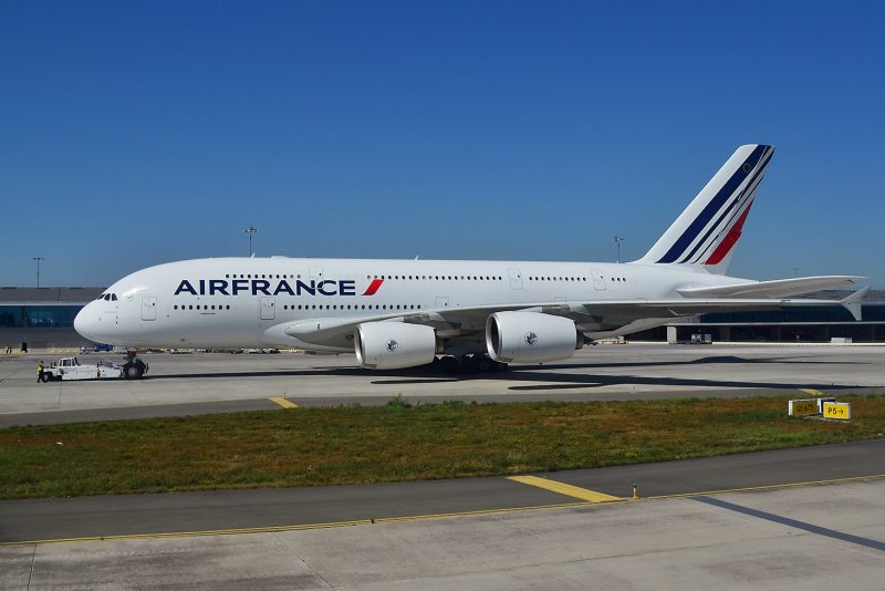 A388 a6-EEA самолет