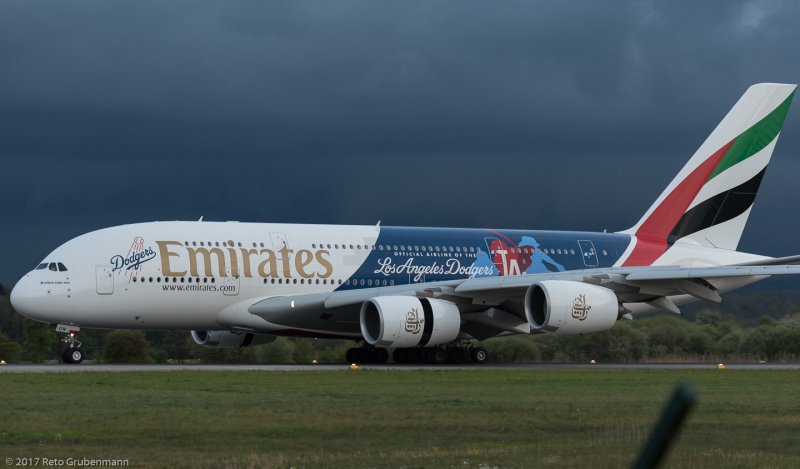 A388 a6-EEA самолет
