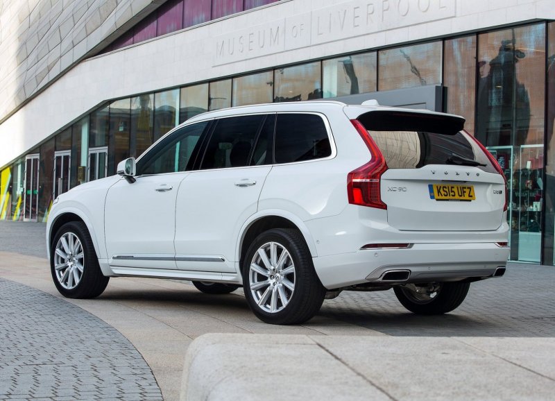 Белая Вольво xc90