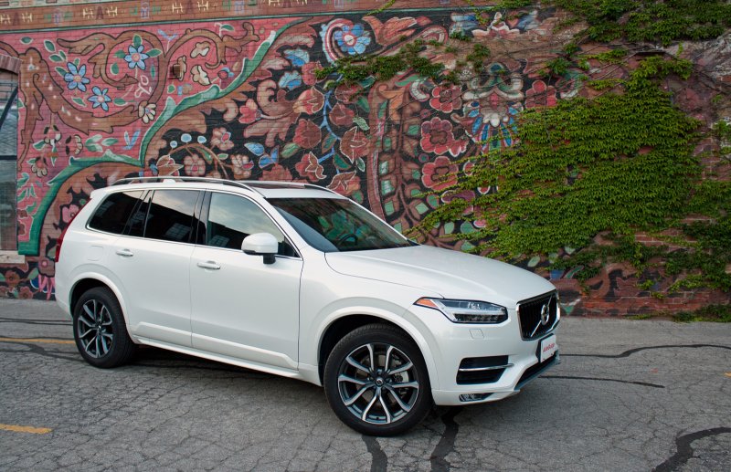 Белая Вольво xc90