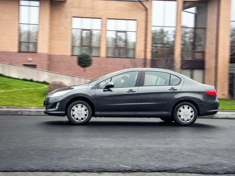 Peugeot 408 седан