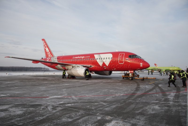 Ту 204 100 Red Wings