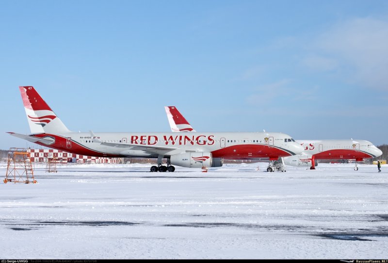 SSJ 100 Red Wings