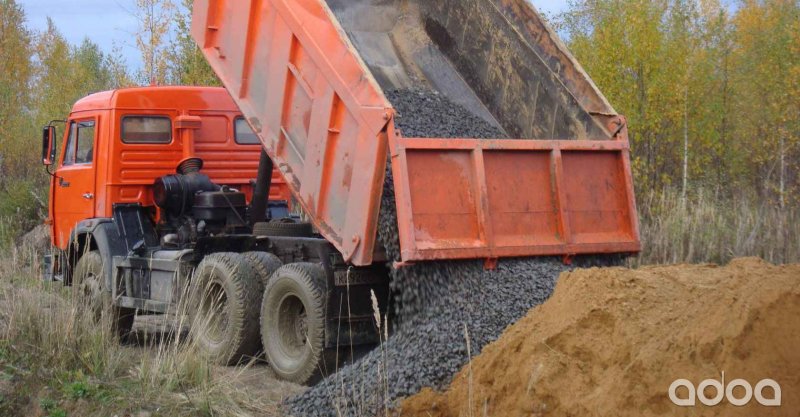 65115 КАМАЗ выгружает песок