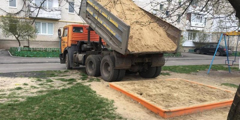 КАМАЗ 55111 высыпает щебень