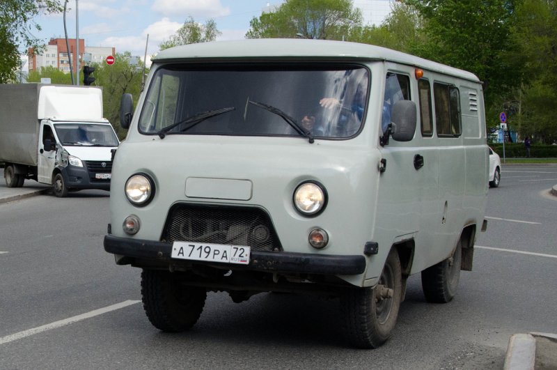 УАЗ 3909 зеленый