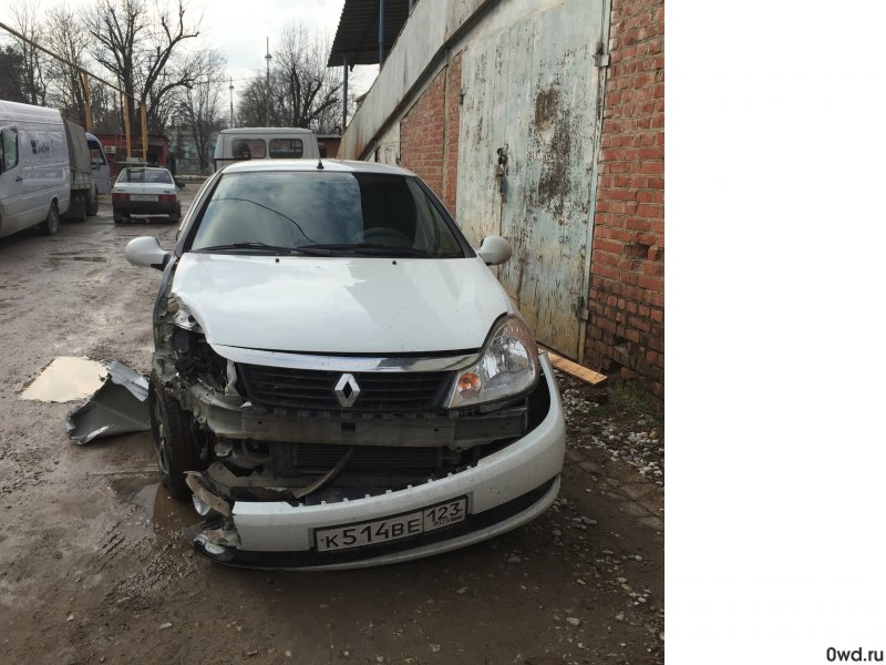 Разбитый Renault Logan 2