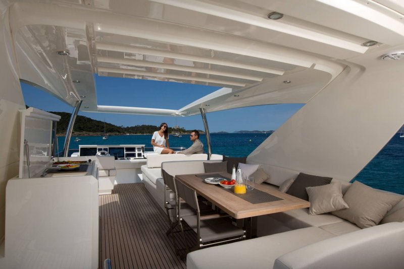 Яхта Prestige 750 Конора МАКГРЕГОРА