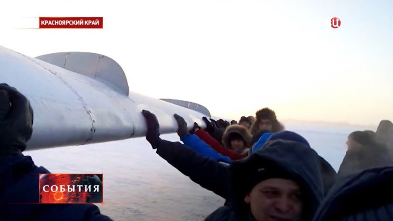 Люди толкают самолет