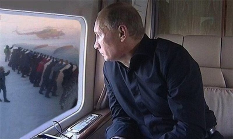 Толкают самолет