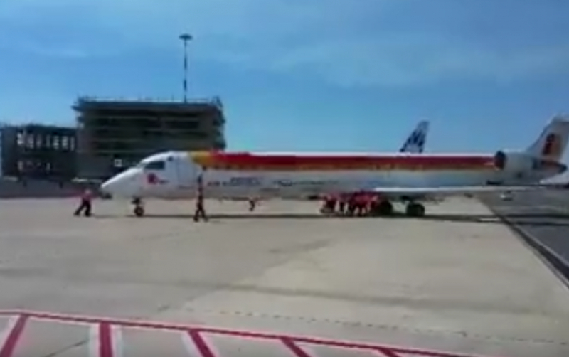 Карлики тащат самолет