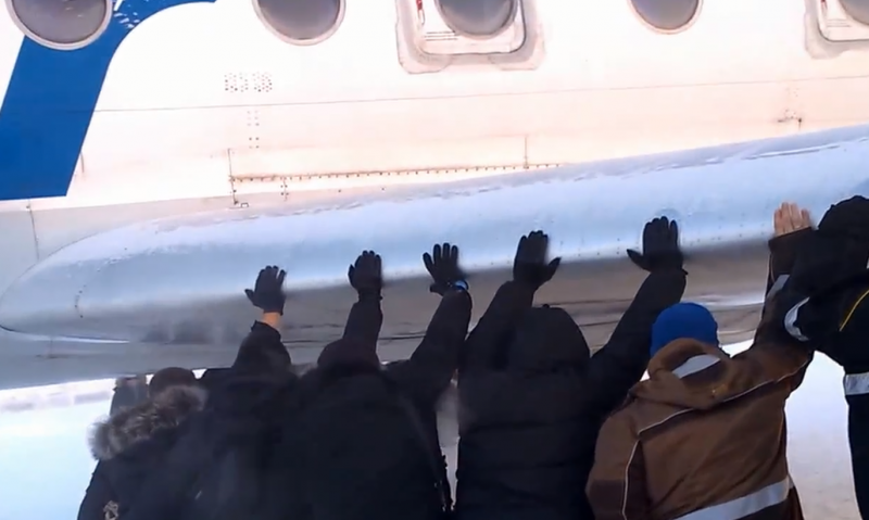 Пассажиры толкают самолет