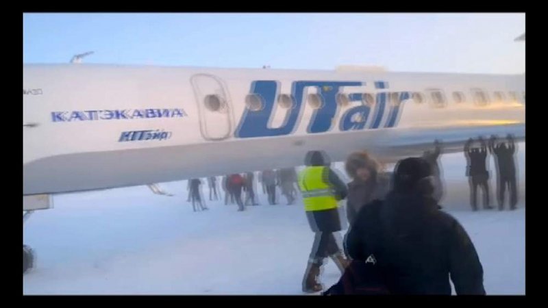 Пассажиры ЮТЭЙР толкали самолет
