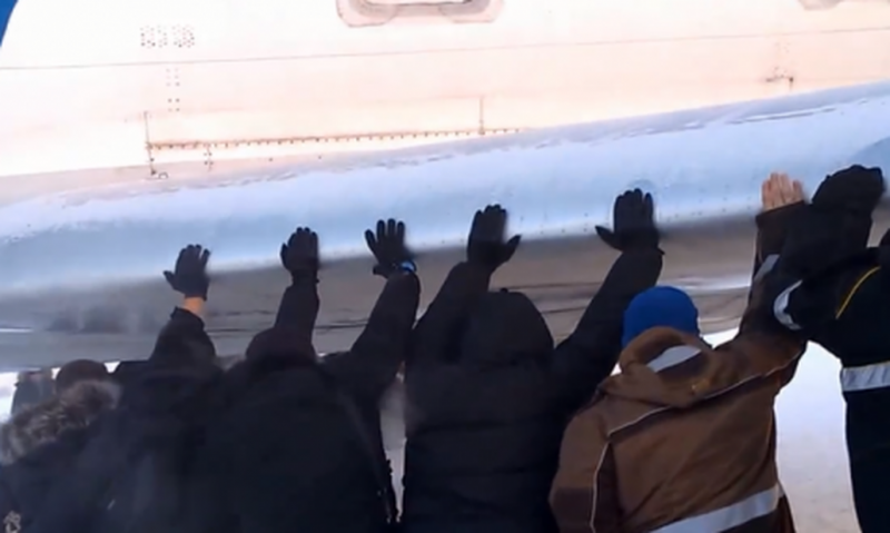 Толкали самолет в Красноярске
