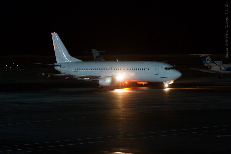 Boeing-737-800 UTAIR ночью