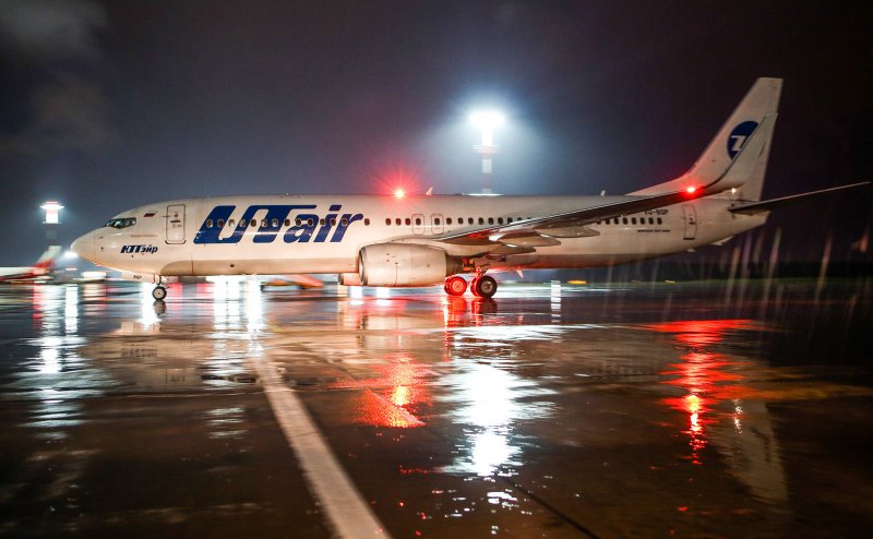 Боинг 737 в аэропорту ночью