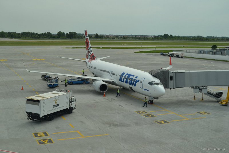 Самолёт ЮТЭЙР 737-800