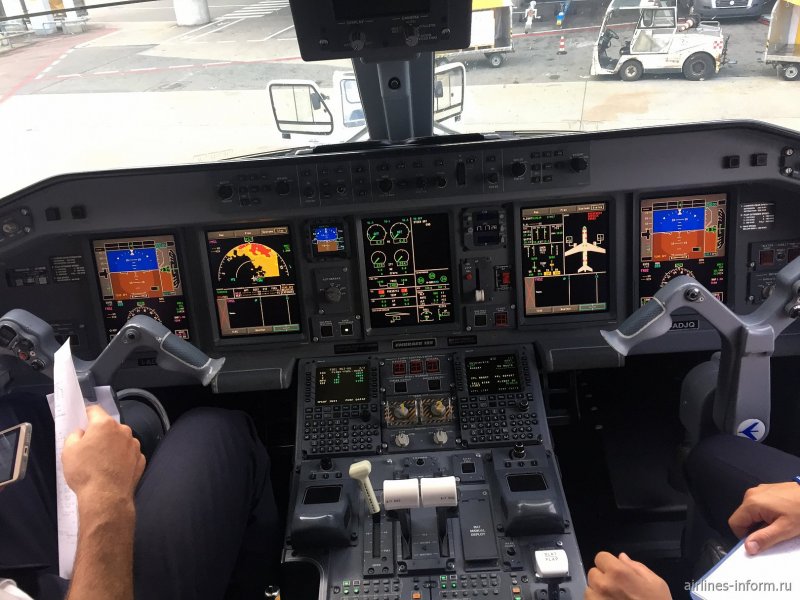 Самолет Embraer 195 Jet
