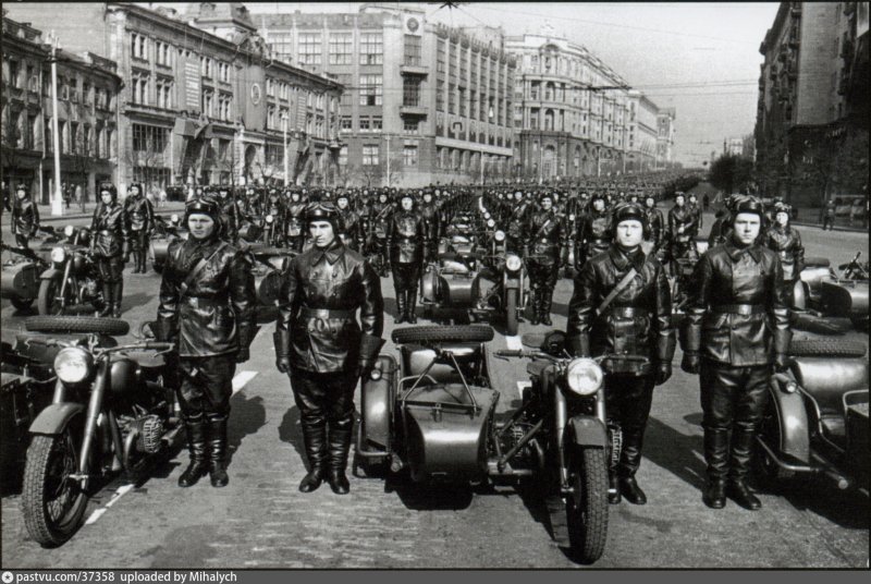 Мотоциклисты на параде Победы 1945