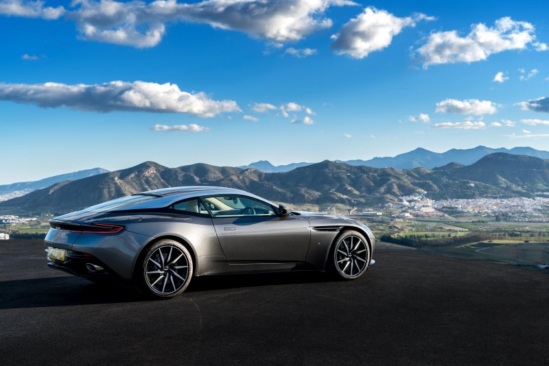 Машина Aston Martin db11