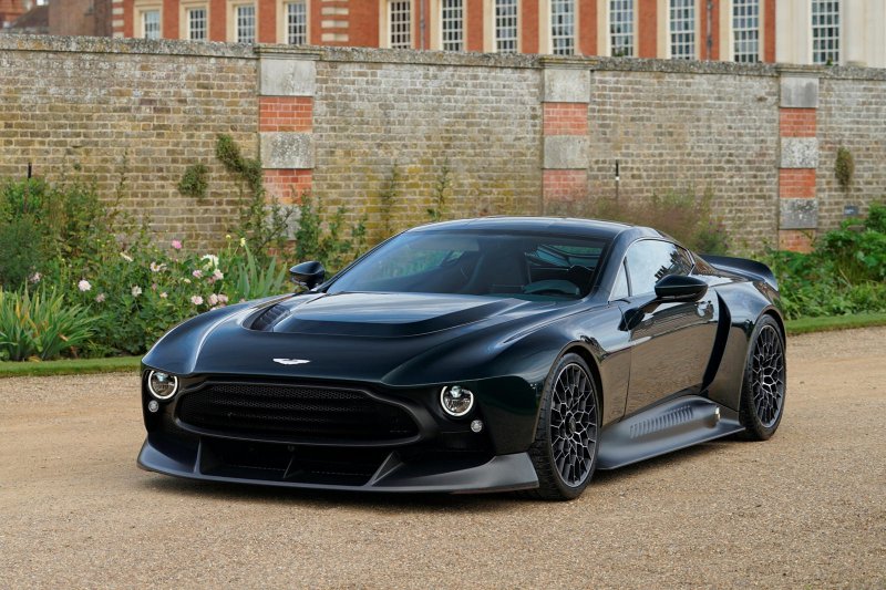 Астон Мартин 2021 суперкар