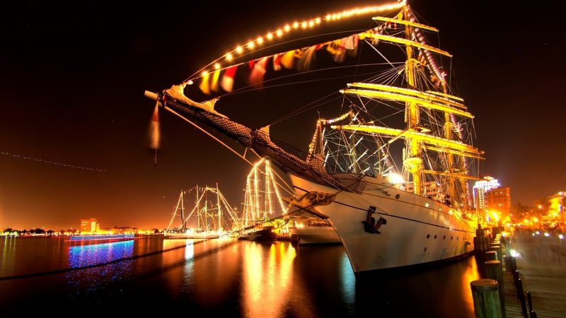 Одинокий корабль в море