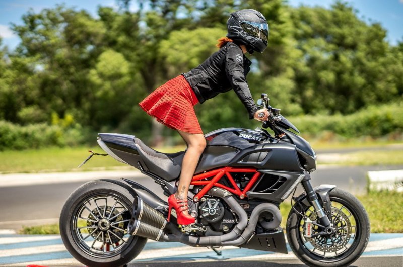 Ducati Diavel с байкером