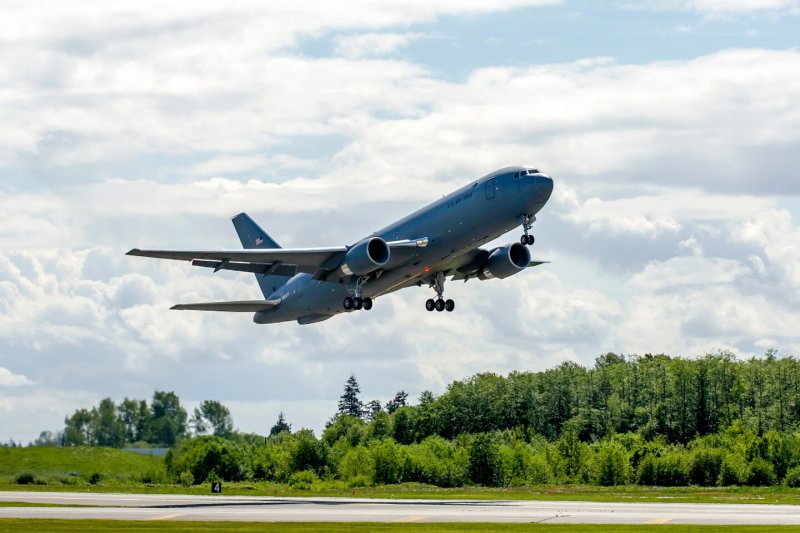 Боинг 737 в аэропорту