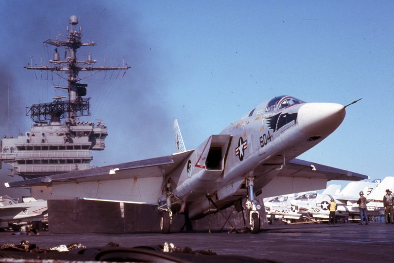 Самолет ra-5c Vigilante в ангаре авианосца