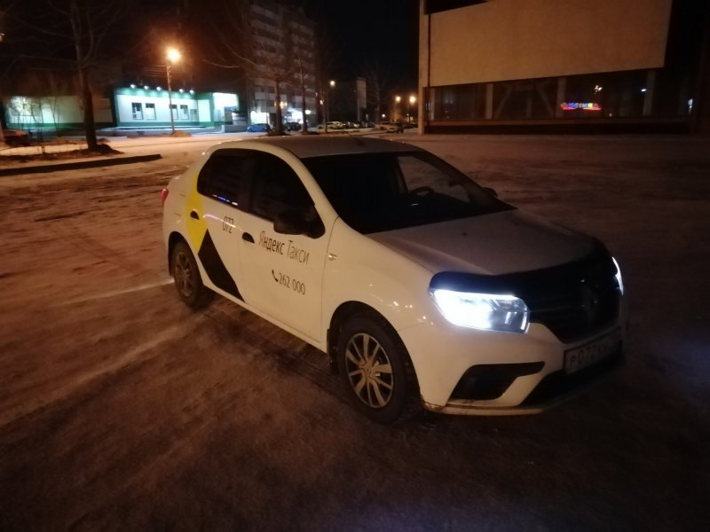 Такси ночью Рено Логан