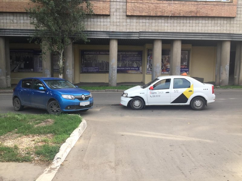 Renault Logan Яндекс такси ДТП