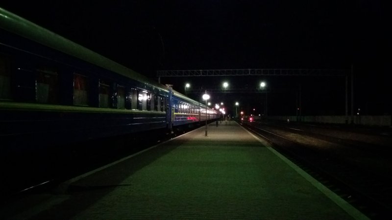 Вокзал зеленого цвета Новокузнецк Перон