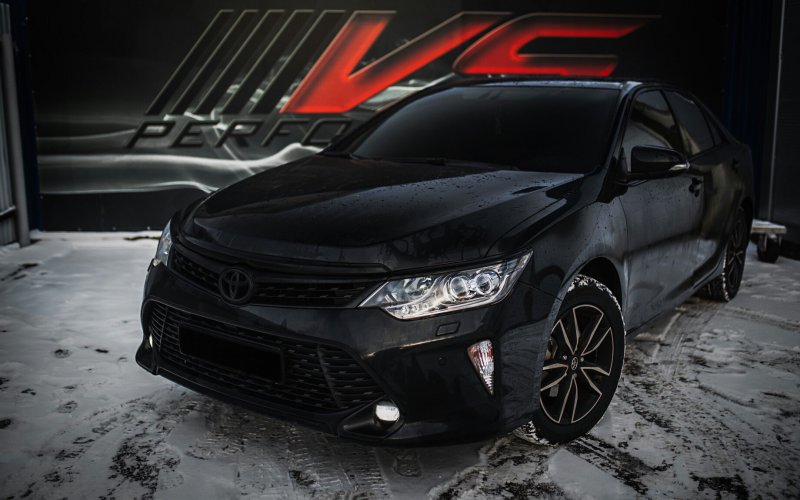Toyota Camry v55 белая