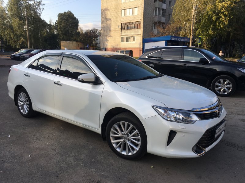 Toyota Camry 55 белая