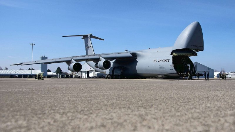 Lockheed c-5 Galaxy и АН-124 Руслан