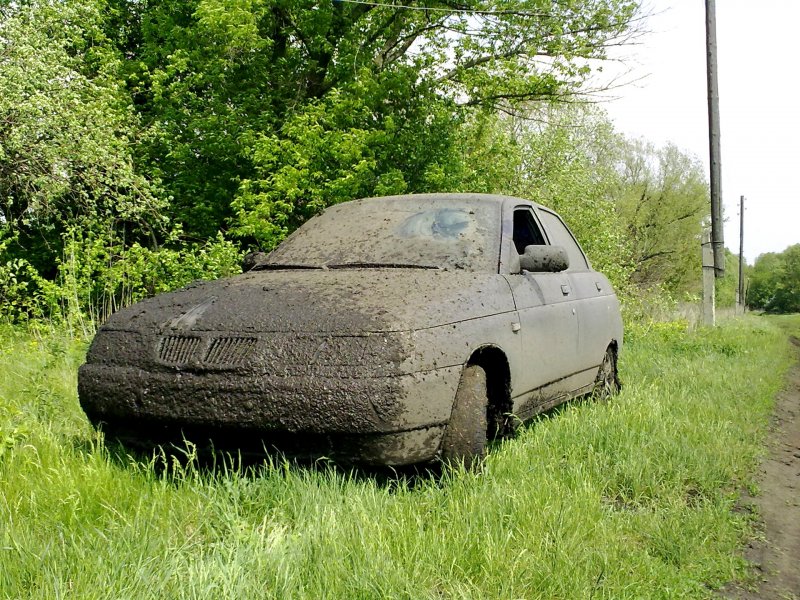 Грязная черная машина