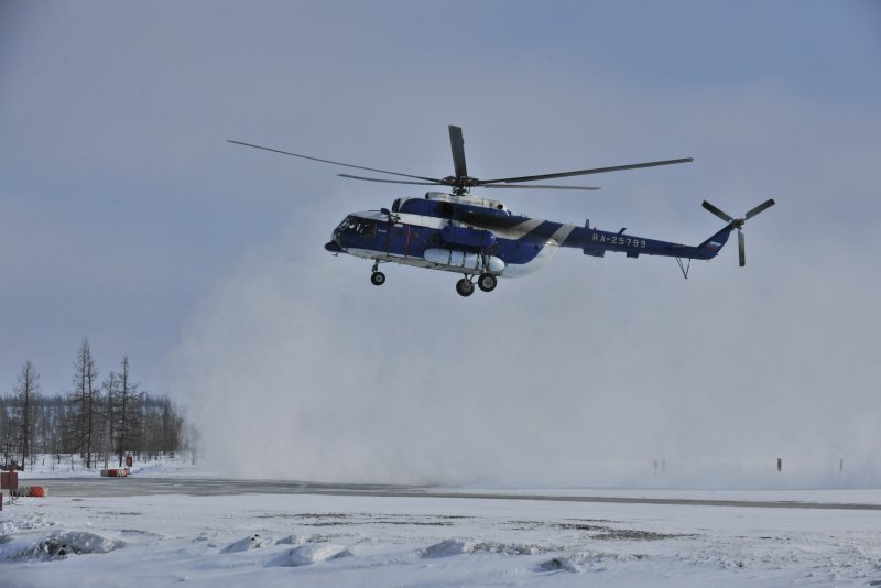 Вертолет ми-8 на месторождении