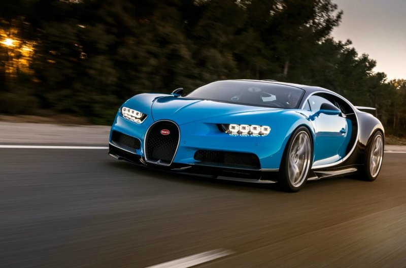 Bugatti Chiron чёрно Золотая
