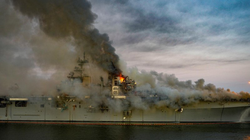 Горящий корабль ВМС США