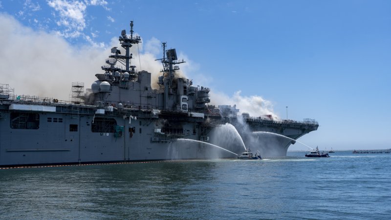 USS Bonhomme Richard пожар