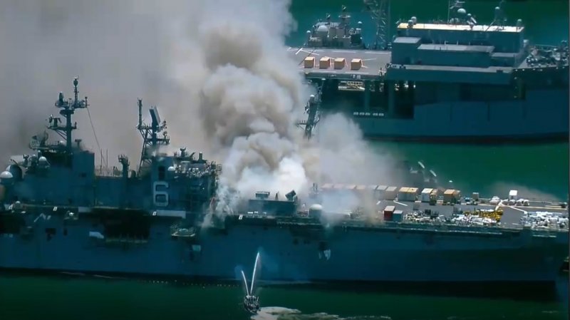 Пожар в ВМС США USS Bonhomme Richard