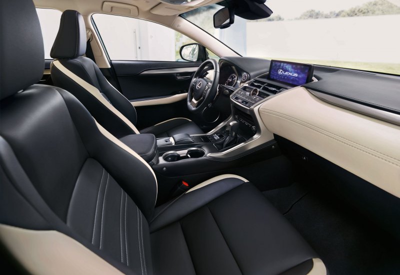Lexus NX 300h салон