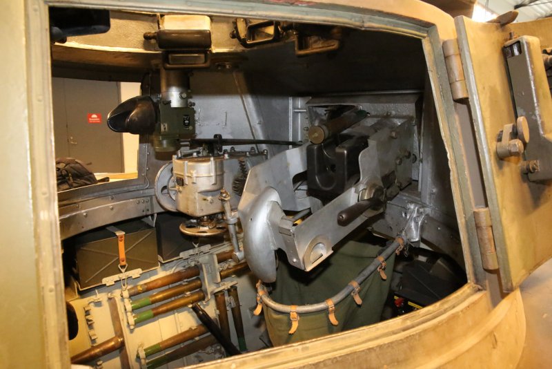 Внутри танка PZ 38 Прага