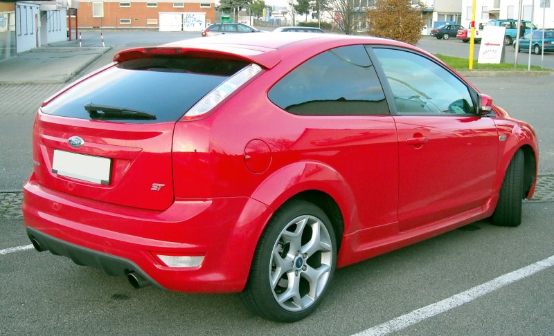 Ford Focus красный хэтчбек 2005