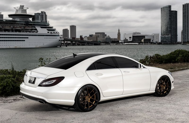 Мерседес Бенц CLS белый