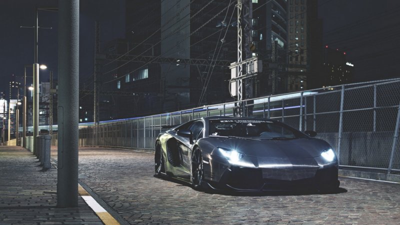 Lamborghini Aventador в ночном городе