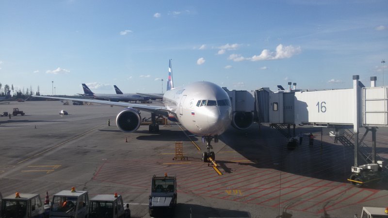 Боинг 737 в аэропорту ночью