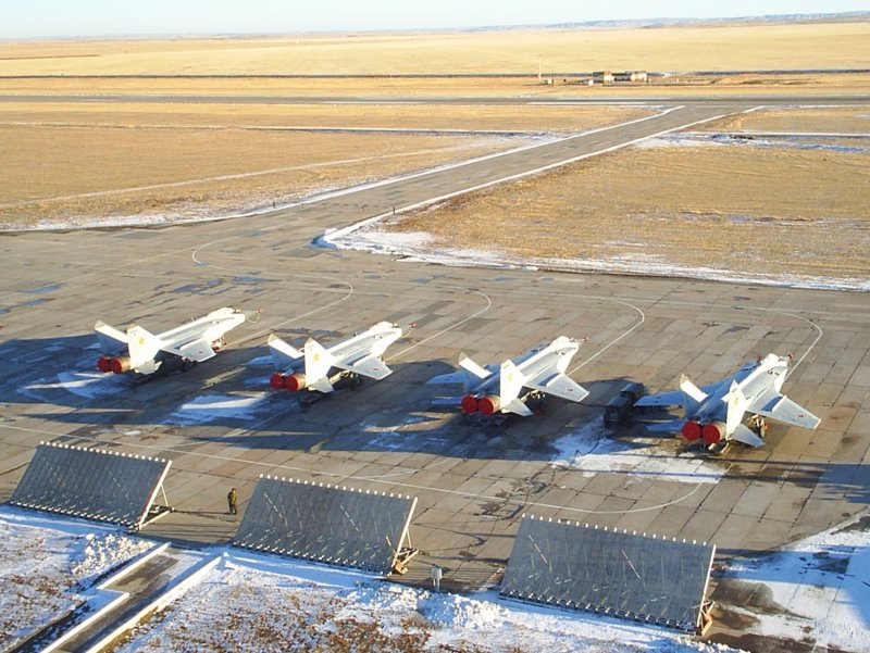Стоянка военных самолетов