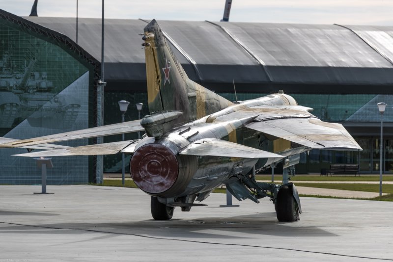 Миг-27 сверхзвуковой самолёт